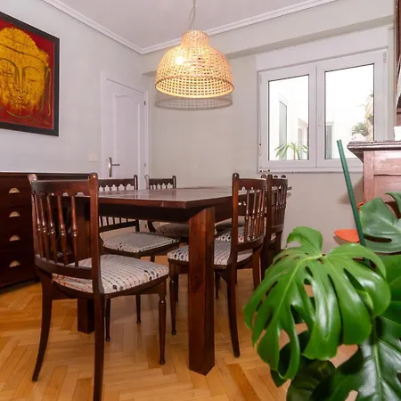 Frente A La Catedral * لوغو